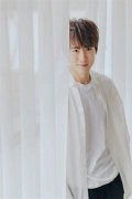 吴昊泽慵懒写真曝光 干净清爽化身白衣少年