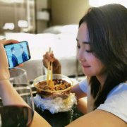 严屹宽《飞行少年》开播 杜若溪吃麻辣烫看老公新剧