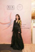 青年演员贾青亮相巴黎时装周 深V长裙性感优雅 迷人上演“美腿杀”
