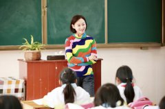 《同一堂课2》惠英红化身“惠同学”传授敬业一课，破损作业真相引好奇