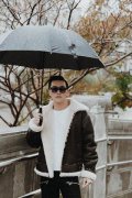 孙信宏发布秋日写真 现身上海街头演绎“时装版”宋大皮鞋