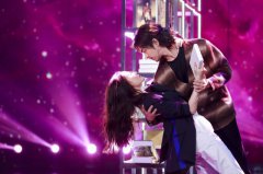 张天爱《快乐大本营》热舞 劈叉侧翻转圈圈   