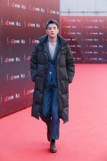    李光洁亮相牛耳盛典 穿羽绒服走红毯超接地气