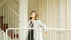 赵今麦《潮流合伙人》男友风穿搭随性 银灰西装漫步东京街头