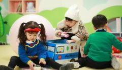 凌潇肃唐一菲夫妇带娃分歧大，幼儿园“被惩罚”苦出表情包