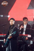 《我们的乐队》明晚开播 谢霆锋“总裁坐姿”超A营业