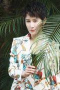 蒋璐霞轻松驾驭印花西装 可盐可甜诠释百变风格