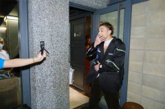  黄伟晋「三十而立」众好友突袭庆生   许愿《背光旅行》销售长红