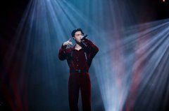 张艺兴rap演绎心中“江湖梦” 红丝绒套装诠释别样中国风
