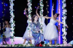 容祖儿出席央视七夕晚会  身着银色长裙演唱歌曲《这就是爱吗》