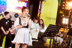 冯提莫《街头音浪》开口跪 武汉街头暖心开唱