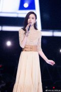 胡静鹅黄长裙温婉大气 动情演绎《如燕》