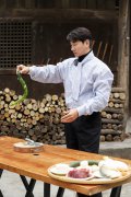 《麦咭小厨2》张亮蒙眼切蓑衣黄瓜展现刀工，“温太医”张晓龙现场教学打糍